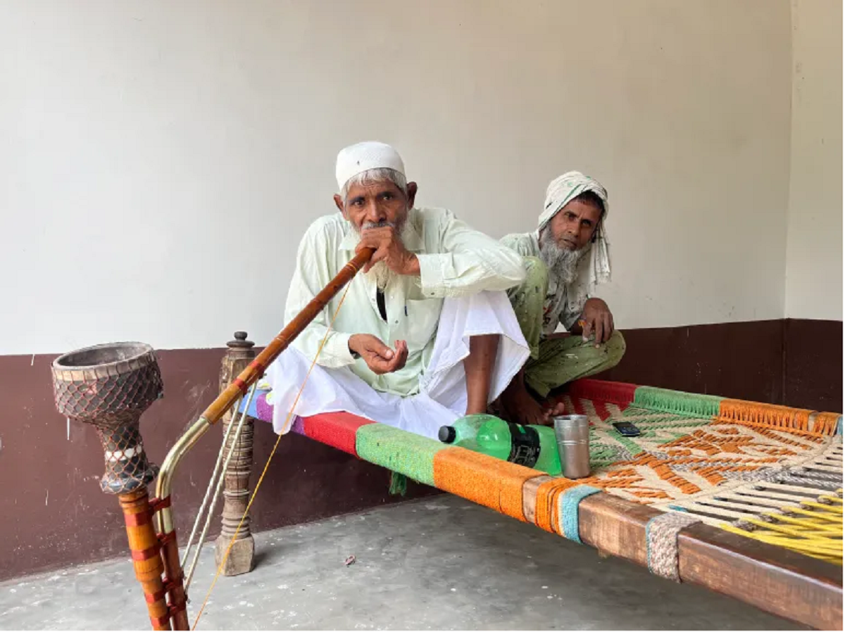 मोहम्मद नूर आफ्नो बाल्यकालको साथी तजामुल मोहम्मदसँग हरियाणाको उत्तावरमा रहेको आफ्नो घरमा बसिरहेका छन्। नूरलाई प्रहरीले उठाएर कुटपिट गर्यो, तर त्यसपछि छोडियो। उनी १५ वर्षभन्दा कम उमेरका थिए, त्यसैले जबरजस्ती भ्यासेक्टोमीको लागि कम उमेरका मानिए
